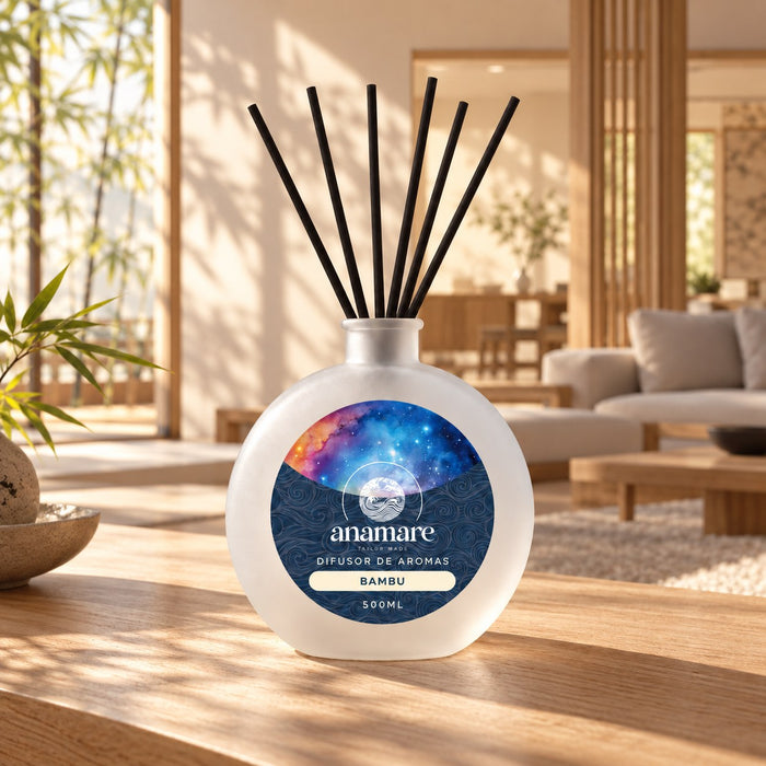 Difusor de Aromas Bambu 500 mL, frasco de vidro fosco com varetas pretas, na sala