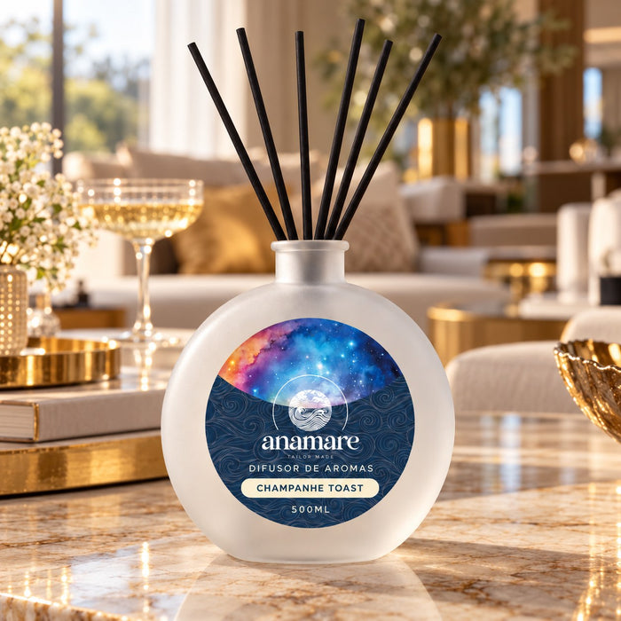 Difusor de Aromas Champanhe Toast 500 mL, frasco de vidro fosco com varetas pretas, na sala