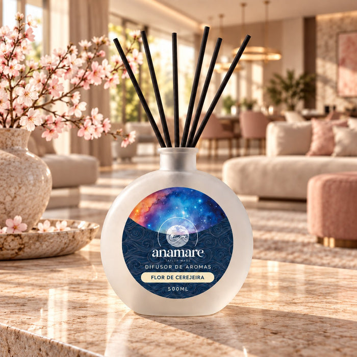Difusor de Aromas Flor de Cerejeira 500 mL, frasco de vidro fosco com varetas pretas, na sala