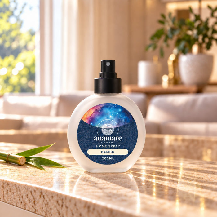 Home Spray Bambu 200 mL, frasco de vidro fosco com válvula preta, sobre bancada de granito na sala