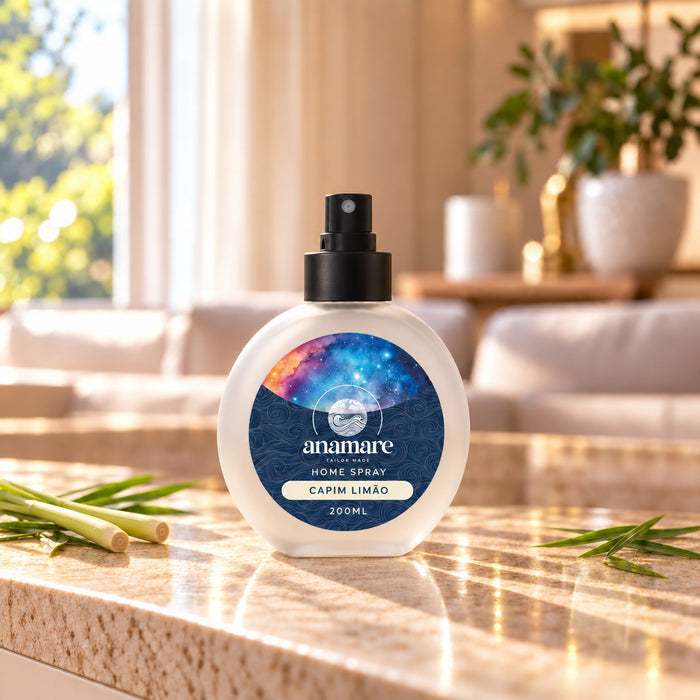 Home Spray Capim Limão 200 mL, frasco de vidro fosco com válvula preta, sobre bancada de granito na sala