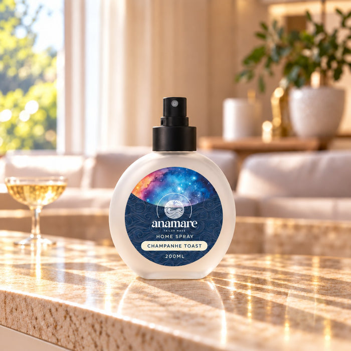 Home Spray Champanhe Toast 200 mL, frasco de vidro fosco com válvula preta, sobre bancada de granito na sala