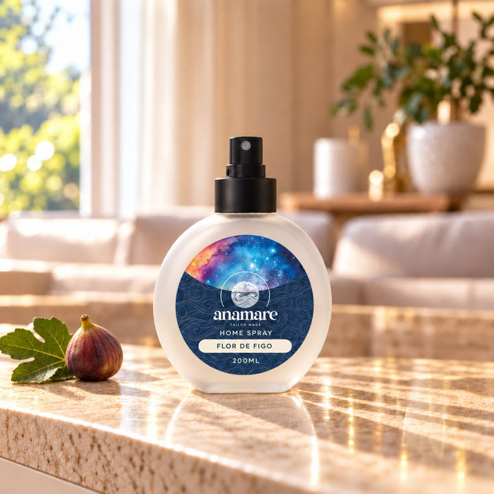 Home Spray Flor de Figo 200 mL, frasco de vidro fosco com válvula preta, sobre bancada de granito na sala