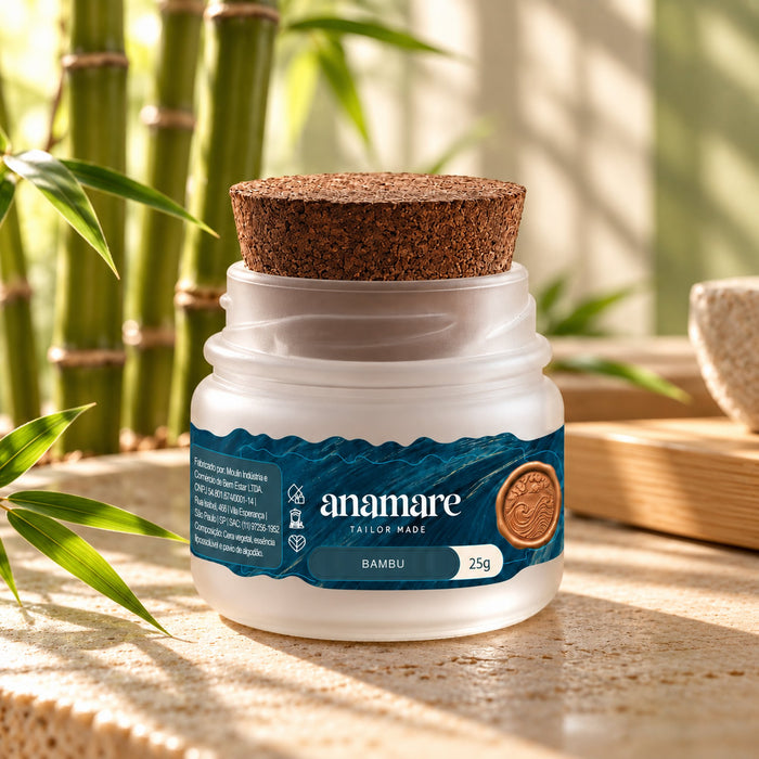 Vela aromática Petit 25 g Bambu, pote de vidro fosco com tampa de cortiça, com hastes e folhas de bambu ao fundo