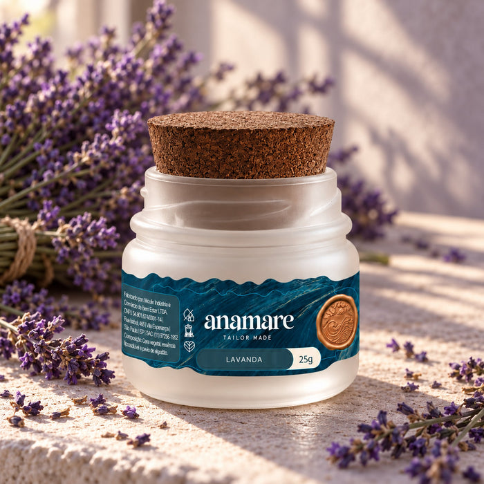 Vela aromática Petit 25 g Lavanda, pote de vidro fosco com tampa de cortiça, entre ramos de lavanda