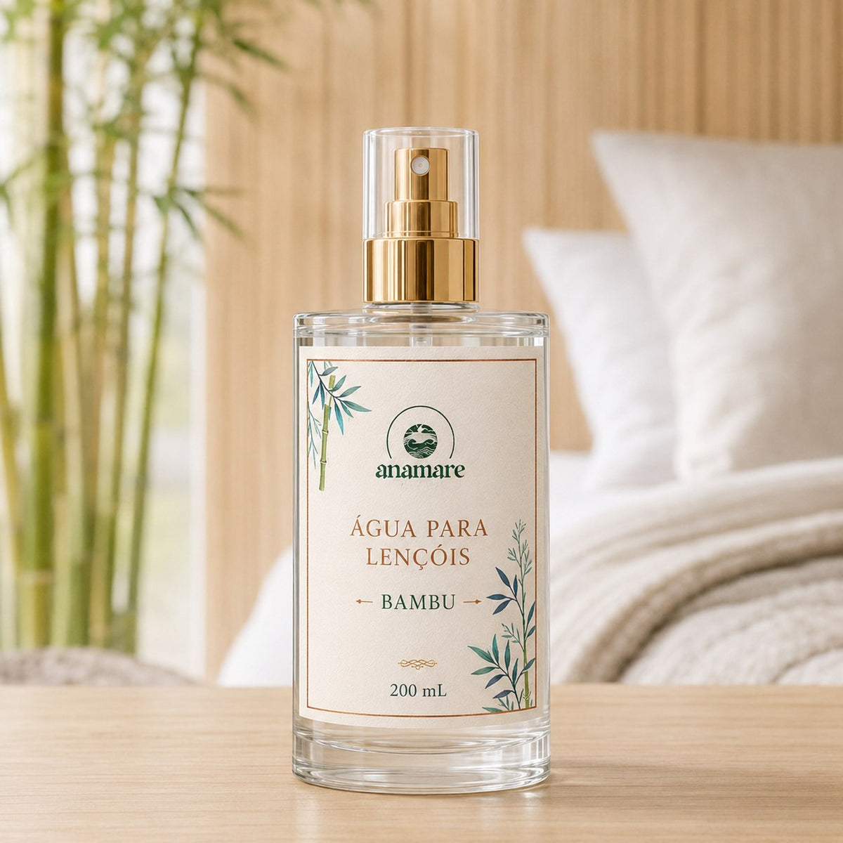 Água de Lençóis Anamare Bambu, frasco de vidro de 200 mL com válvula spray dourada e rótulo cru, em ambiente de ripado de madeira com bambu