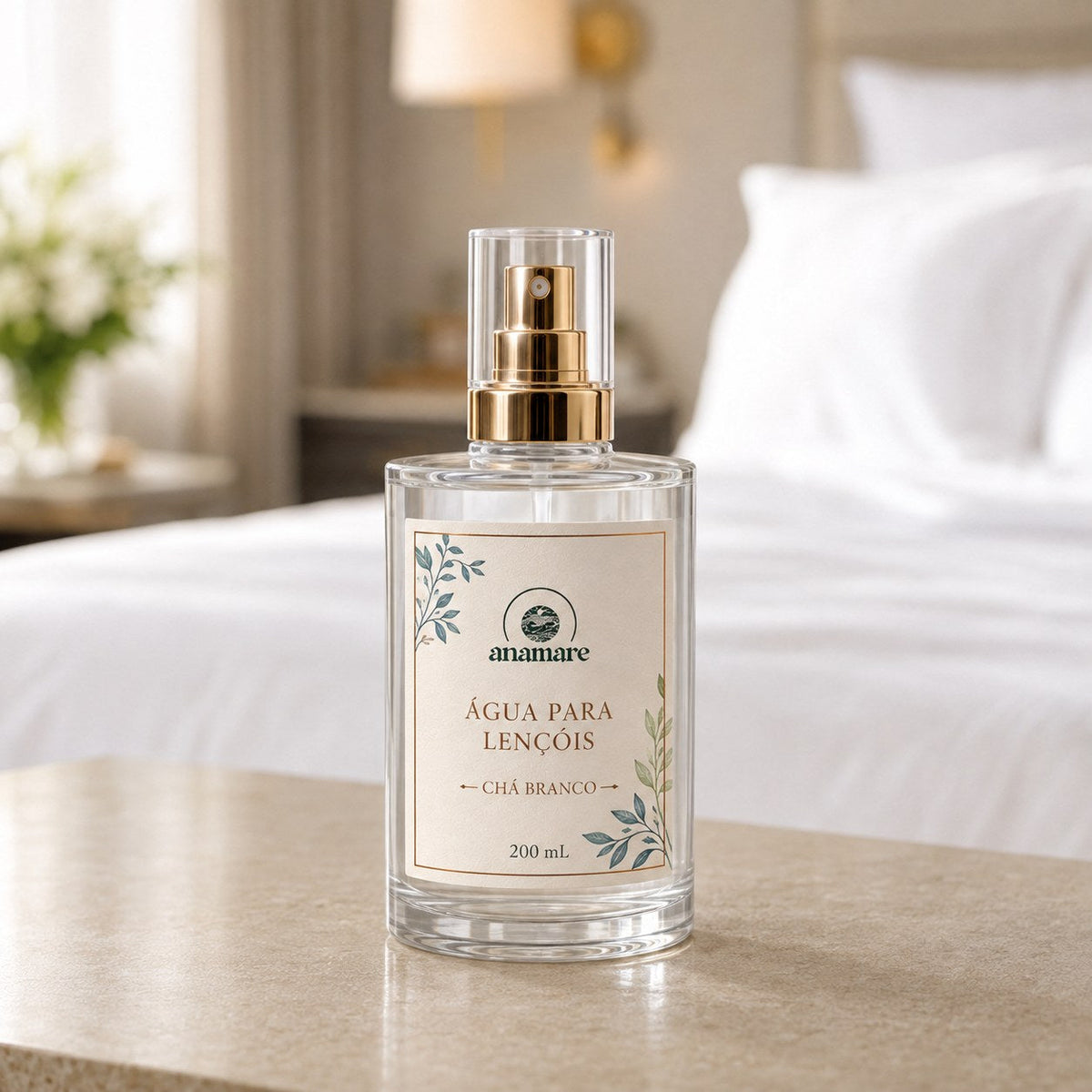 Água de Lençóis Anamare Chá Branco, frasco de vidro de 200 mL com válvula spray dourada e rótulo cru, em canto sereno com porcelana clara