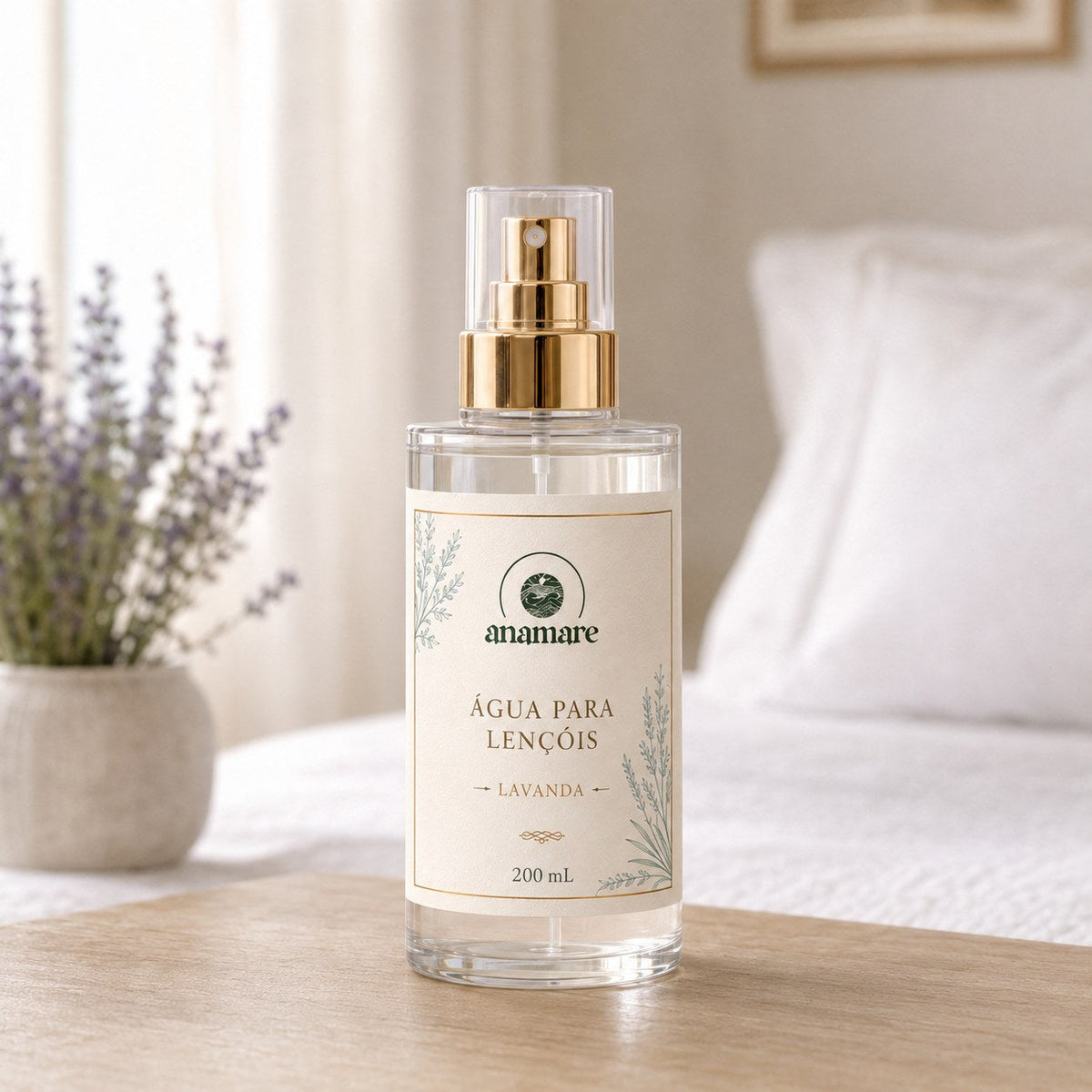 Água de Lençóis Anamare Lavanda, frasco de vidro de 200 mL com válvula spray dourada e rótulo cru, em quarto de linho claro com lavandas em vaso de cerâmica