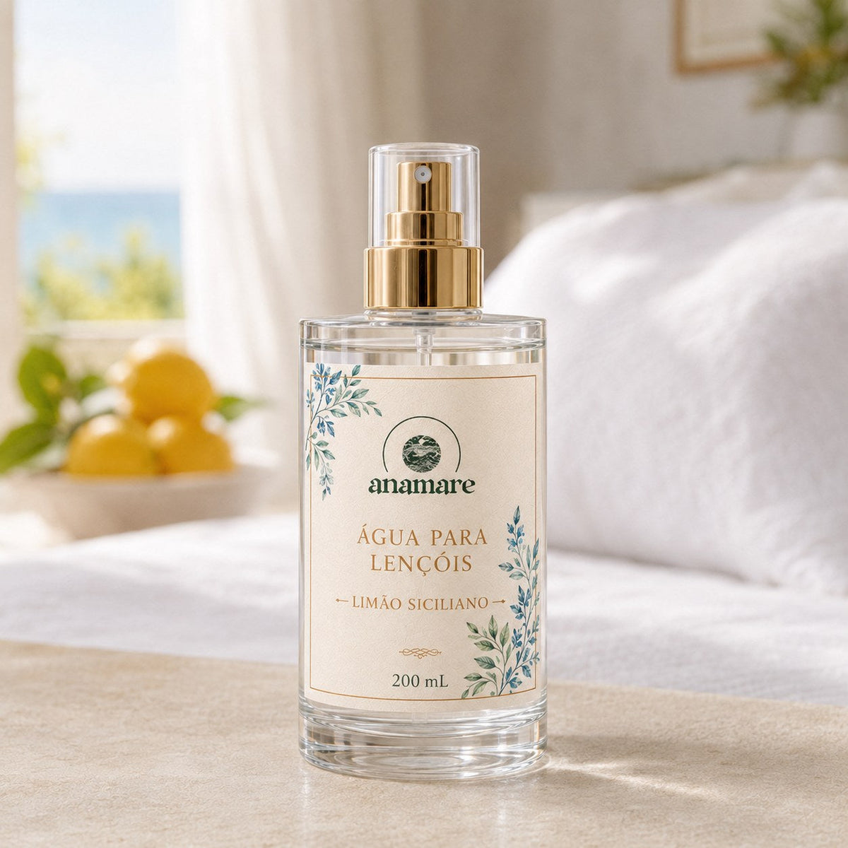 Água de Lençóis Anamare Limão Siciliano, frasco de vidro de 200 mL com válvula spray dourada e rótulo cru, em quarto mediterrâneo com limões e vista para o mar