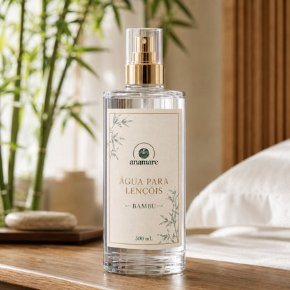 Água de Lençóis Anamare Bambu, frasco de vidro de 500 mL com válvula spray dourada e rótulo cru, em ambiente de ripado de madeira com bambu