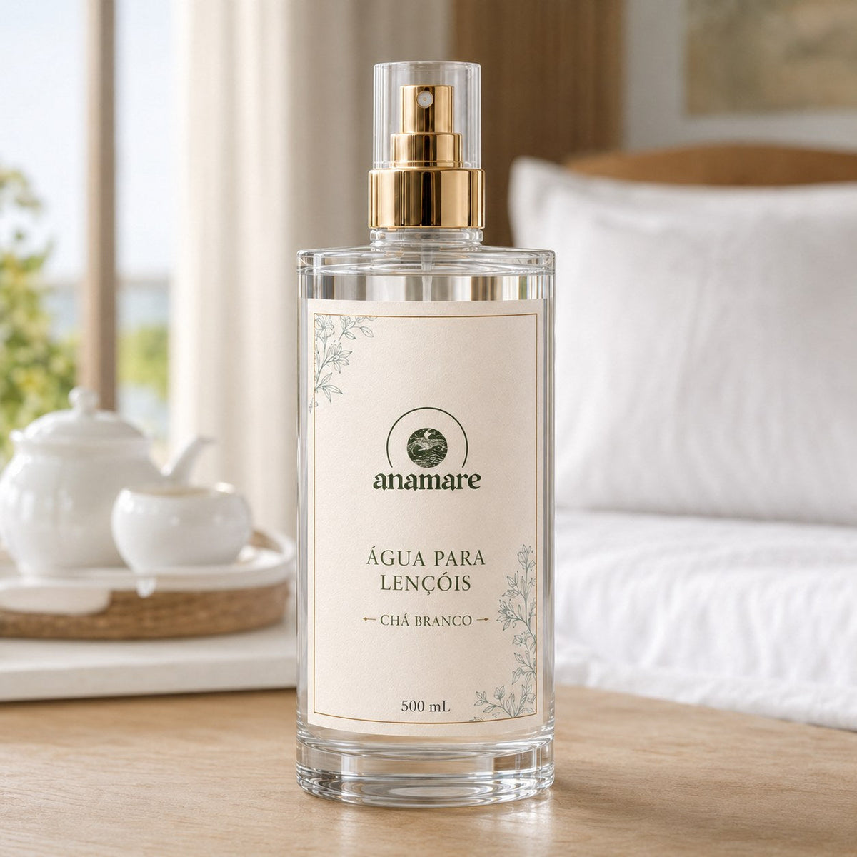 Água de Lençóis Anamare Chá Branco, frasco de vidro de 500 mL com válvula spray dourada e rótulo cru, em canto sereno com porcelana clara