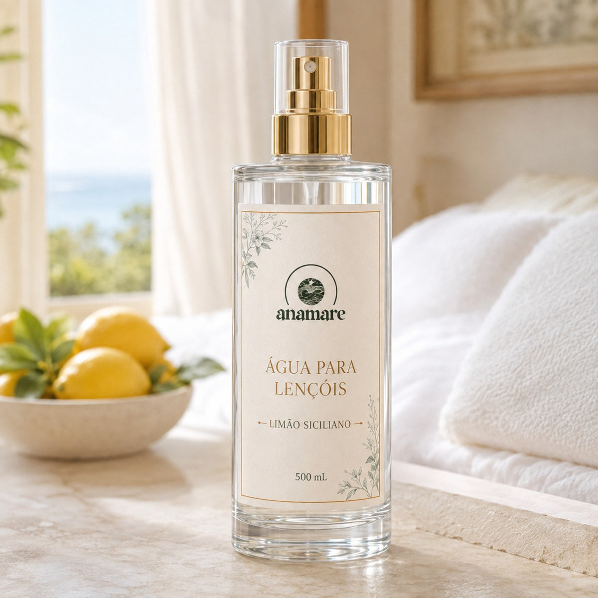 Água de Lençóis Anamare Limão Siciliano, frasco de vidro de 500 mL com válvula spray dourada e rótulo cru, em quarto mediterrâneo com limões e vista para o mar