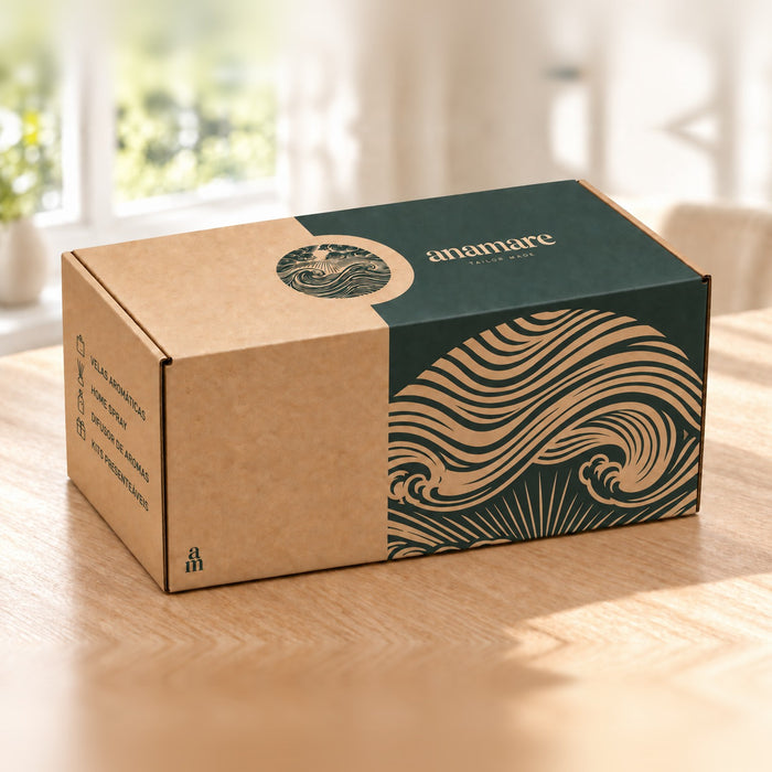 Caixa de envio Anamare em kraft com ondas verdes, sobre a mesa