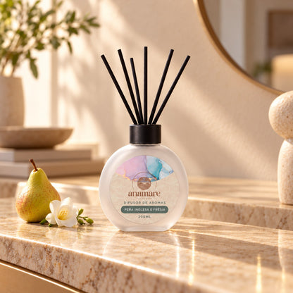 Difusor de Aromas Pera Inglesa e Frésia 200 mL, frasco de vidro fosco com varetas pretas