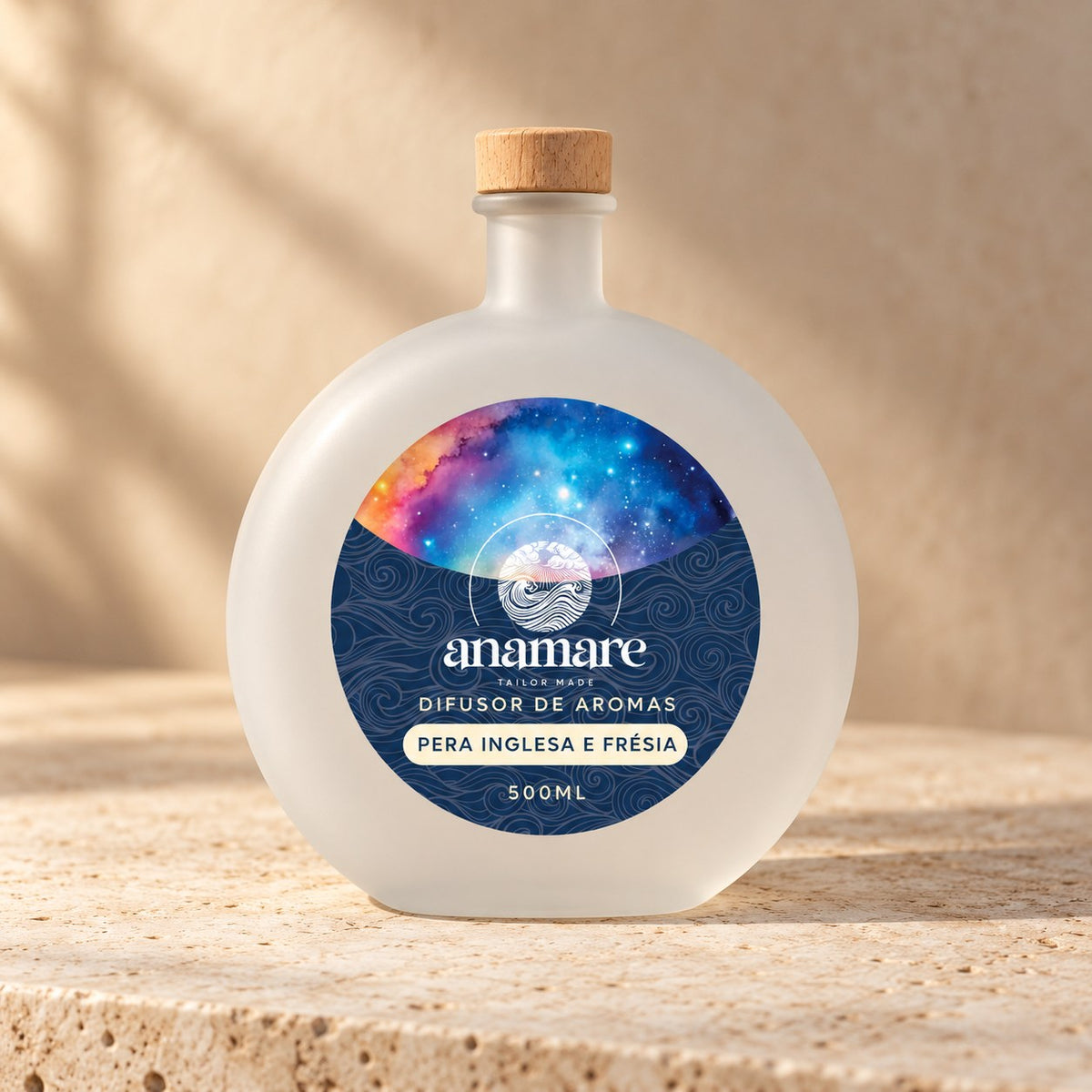 Difusor de Aromas 500 mL fechado com tampa de madeira, frasco de vidro fosco sobre pedra