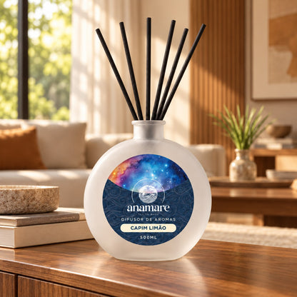 Difusor de Aromas Capim Limão 500 mL, frasco de vidro fosco com varetas pretas, na sala