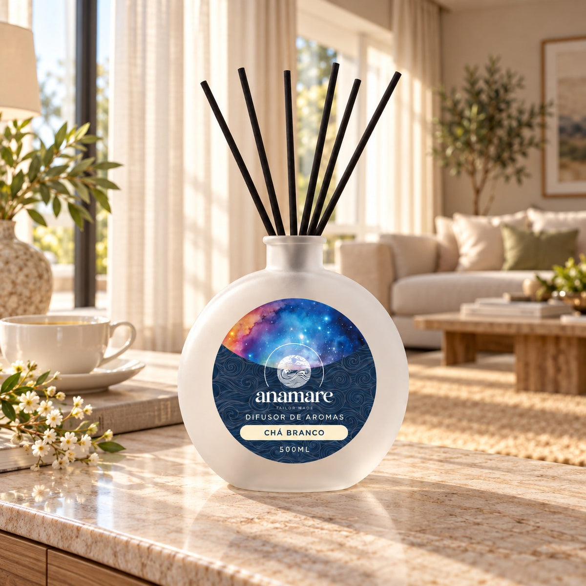 Difusor de Aromas Chá Branco 500 mL, frasco de vidro fosco com varetas pretas, na sala