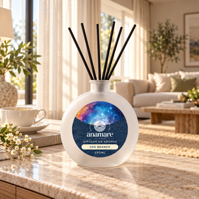 Difusor de Aromas Chá Branco 500 mL, frasco de vidro fosco com varetas pretas, na sala