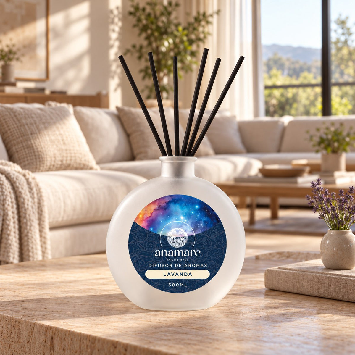 Difusor de Aromas Lavanda 500 mL, frasco de vidro fosco com varetas pretas, na sala