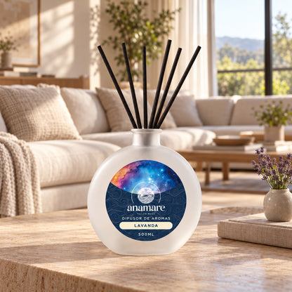 Difusor de Aromas Lavanda 500 mL, frasco de vidro fosco com varetas pretas, na sala