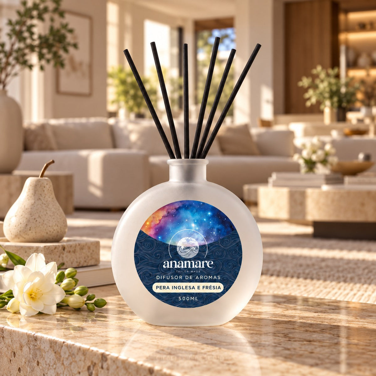 Difusor de Aromas Pera Inglesa e Frésia 500 mL, frasco de vidro fosco com varetas pretas, na sala