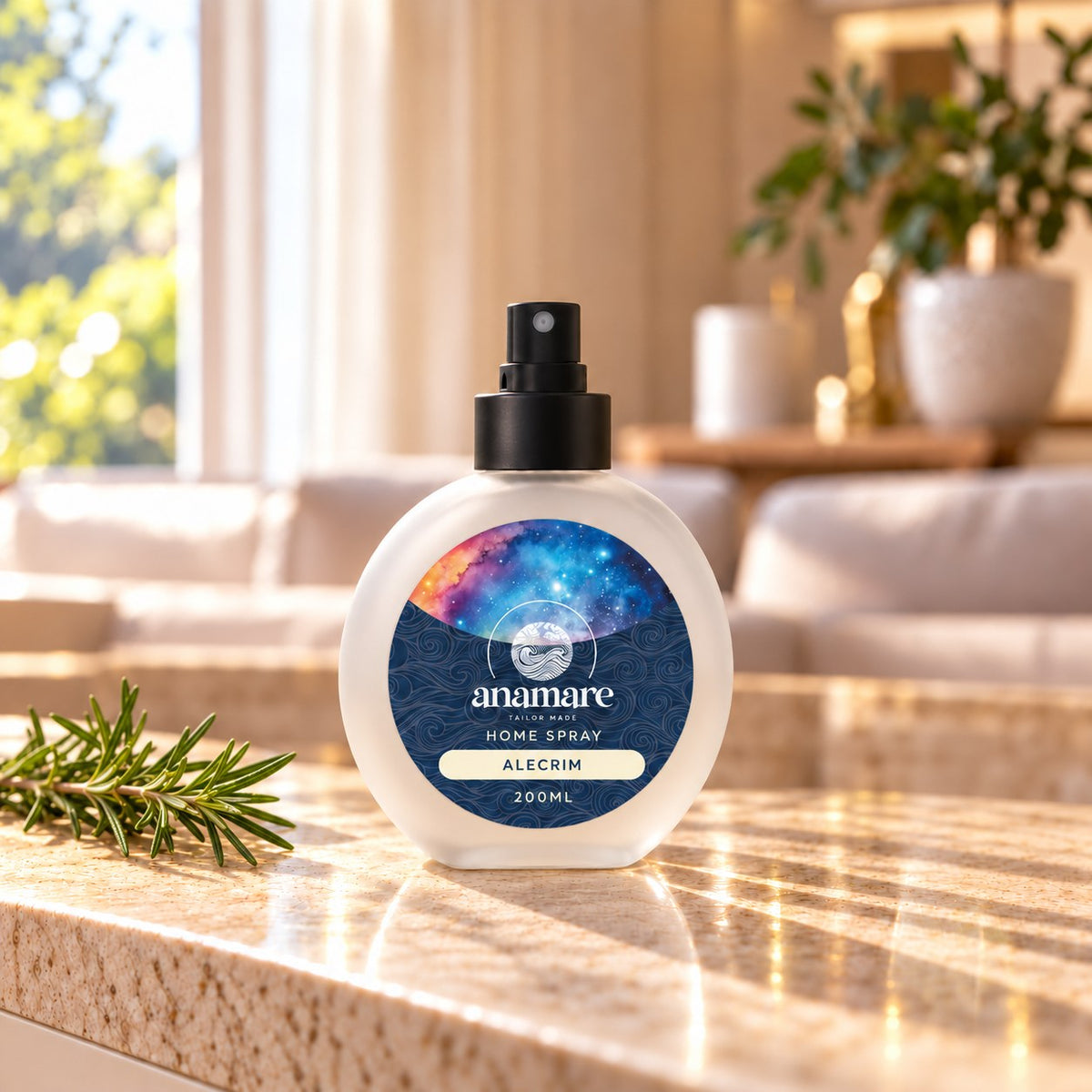 Home Spray Alecrim 200 mL, frasco de vidro fosco com válvula preta, sobre bancada de granito na sala