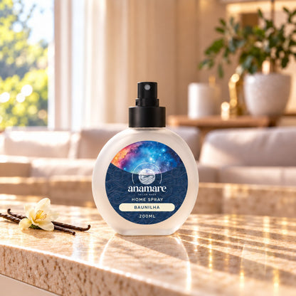 Home Spray Baunilha 200 mL, frasco de vidro fosco com válvula preta, sobre bancada de granito na sala