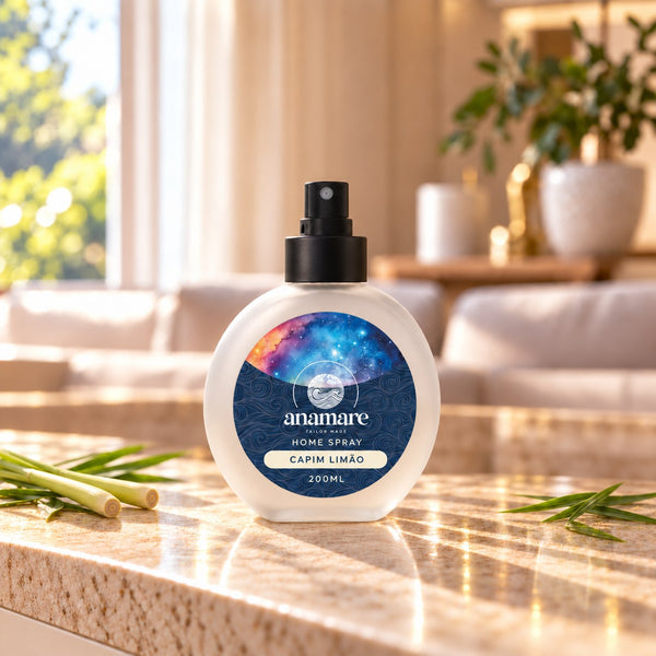 Home Spray Capim Limão 200 mL, frasco de vidro fosco com válvula preta, sobre bancada de granito na sala