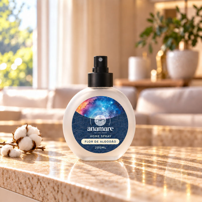 Home Spray Flor de Algodão 200 mL, frasco de vidro fosco com válvula preta, sobre bancada de granito na sala