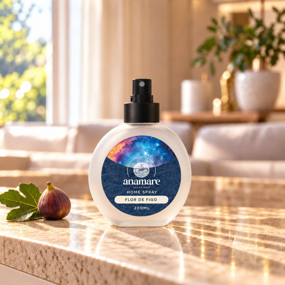 Home Spray Flor de Figo 200 mL, frasco de vidro fosco com válvula preta, sobre bancada de granito na sala
