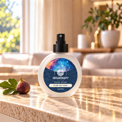 Home Spray Flor de Figo 200 mL, frasco de vidro fosco com válvula preta, sobre bancada de granito na sala