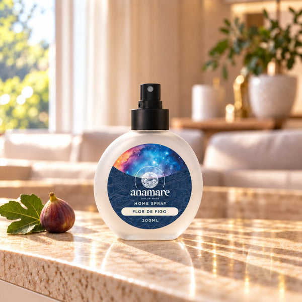 Home Spray Flor de Figo 200 mL, frasco de vidro fosco com válvula preta, sobre bancada de granito na sala