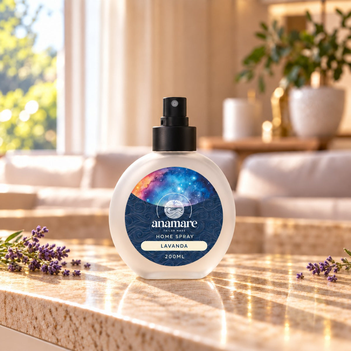 Home Spray Lavanda 200 mL, frasco de vidro fosco com válvula preta, sobre bancada de granito na sala