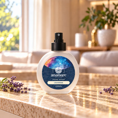 Home Spray Lavanda 200 mL, frasco de vidro fosco com válvula preta, sobre bancada de granito na sala