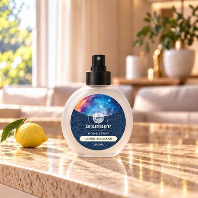Home Spray Limão Siciliano 200 mL, frasco de vidro fosco com válvula preta, sobre bancada de granito na sala