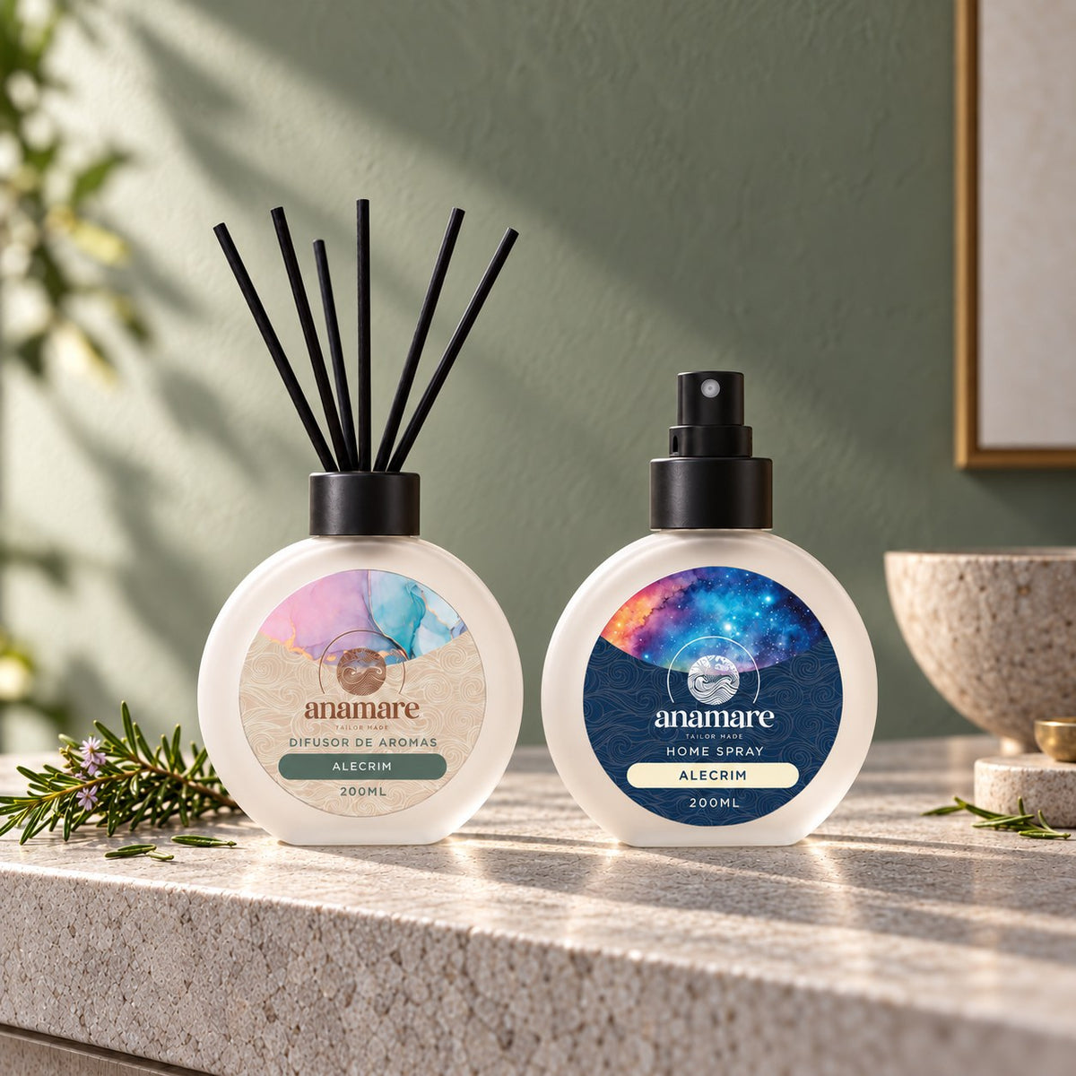 Kit Difusor de Aromas e Home Spray Alecrim 200 mL, frascos de vidro fosco lado a lado