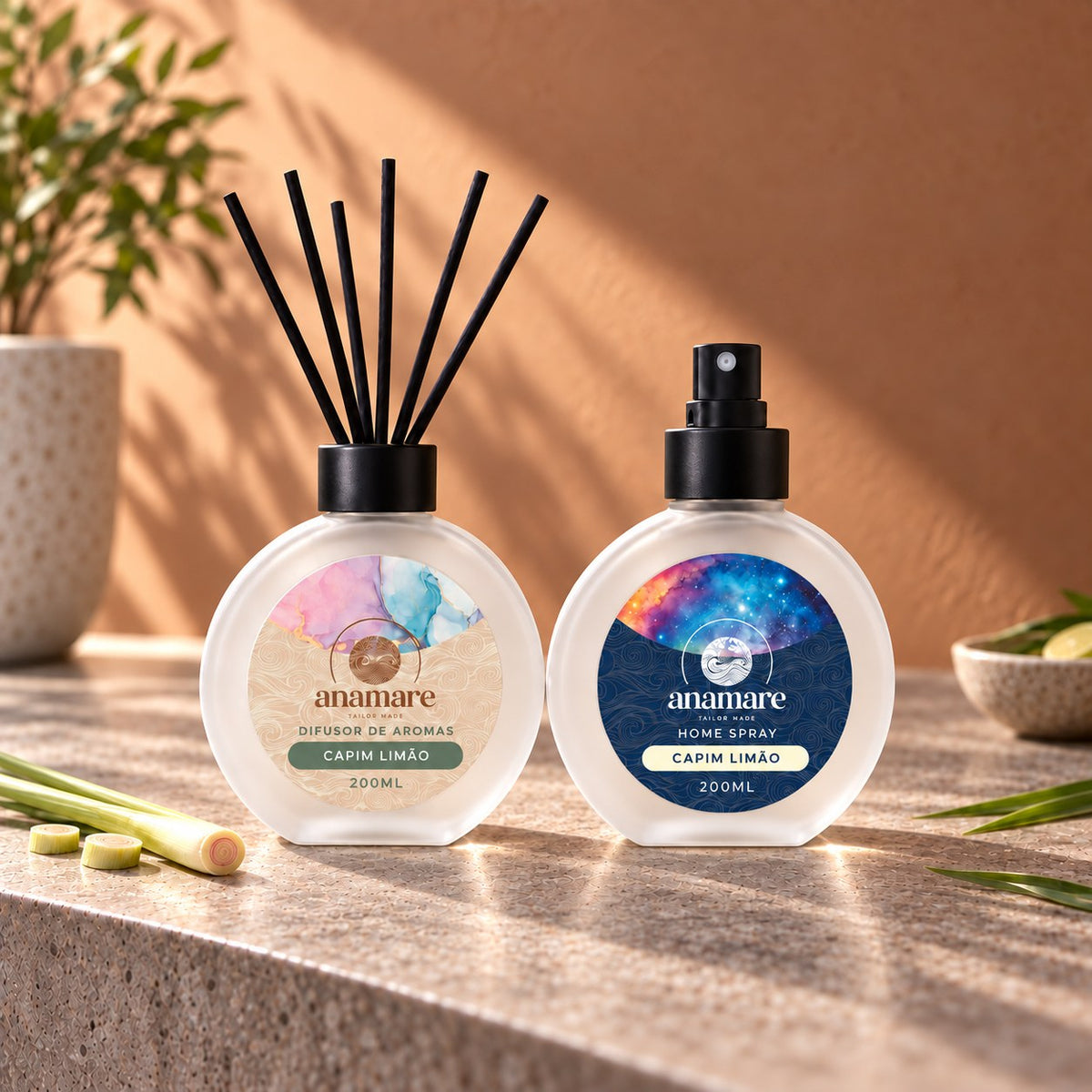 Kit Difusor de Aromas e Home Spray Capim Limão 200 mL, frascos de vidro fosco lado a lado