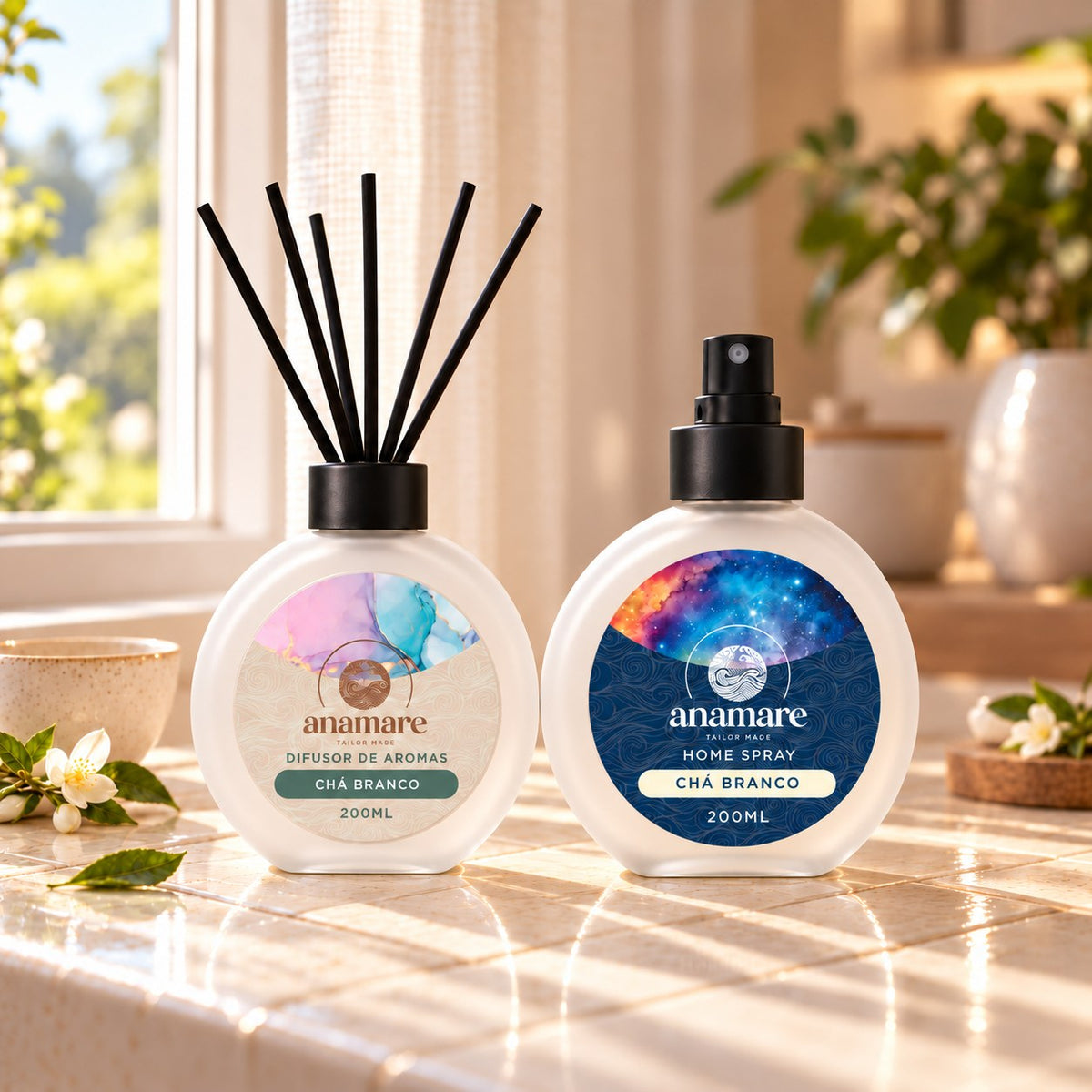 Kit Difusor de Aromas e Home Spray Chá Branco 200 mL, frascos de vidro fosco lado a lado