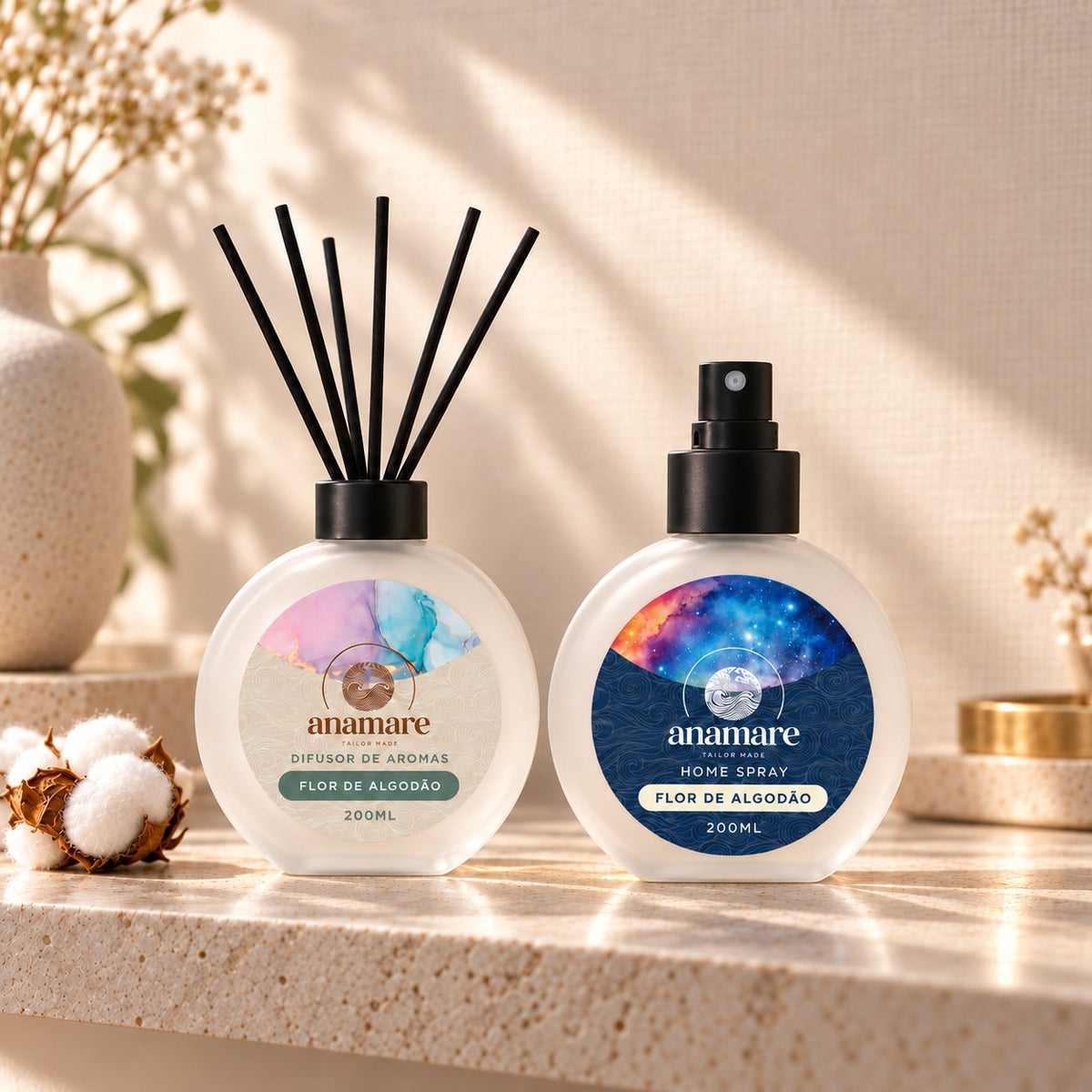 Kit Difusor de Aromas e Home Spray Flor de Algodão 200 mL, frascos de vidro fosco lado a lado