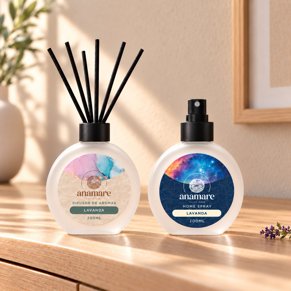 Kit Difusor de Aromas e Home Spray Lavanda 200 mL, frascos de vidro fosco lado a lado