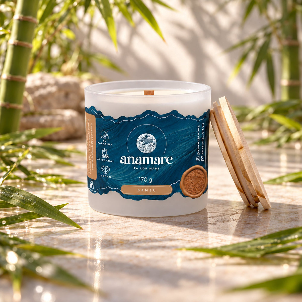 Vela aromática Grand 170 g Bambu, pote de vidro fosco com pavio de madeira e tampa de madeira ao lado