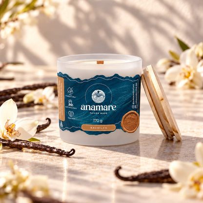 Vela aromática Grand 170 g Baunilha, pote de vidro fosco com pavio de madeira e tampa de madeira ao lado