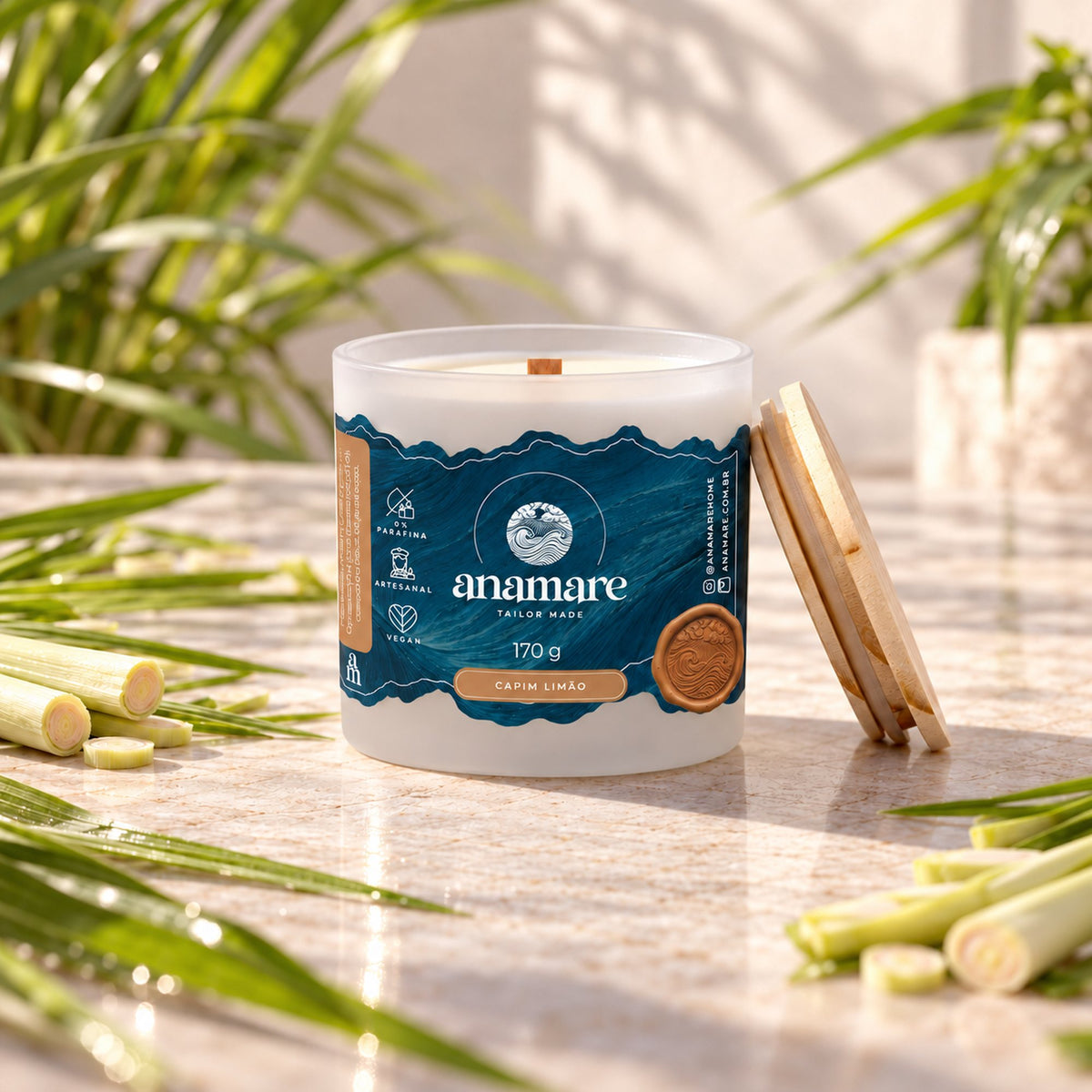 Vela aromática Grand 170 g Capim Limão, pote de vidro fosco com pavio de madeira e tampa de madeira ao lado