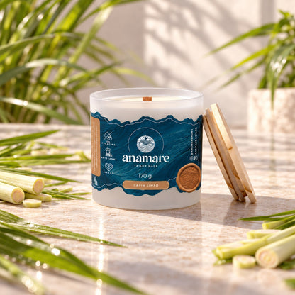 Vela aromática Grand 170 g Capim Limão, pote de vidro fosco com pavio de madeira e tampa de madeira ao lado