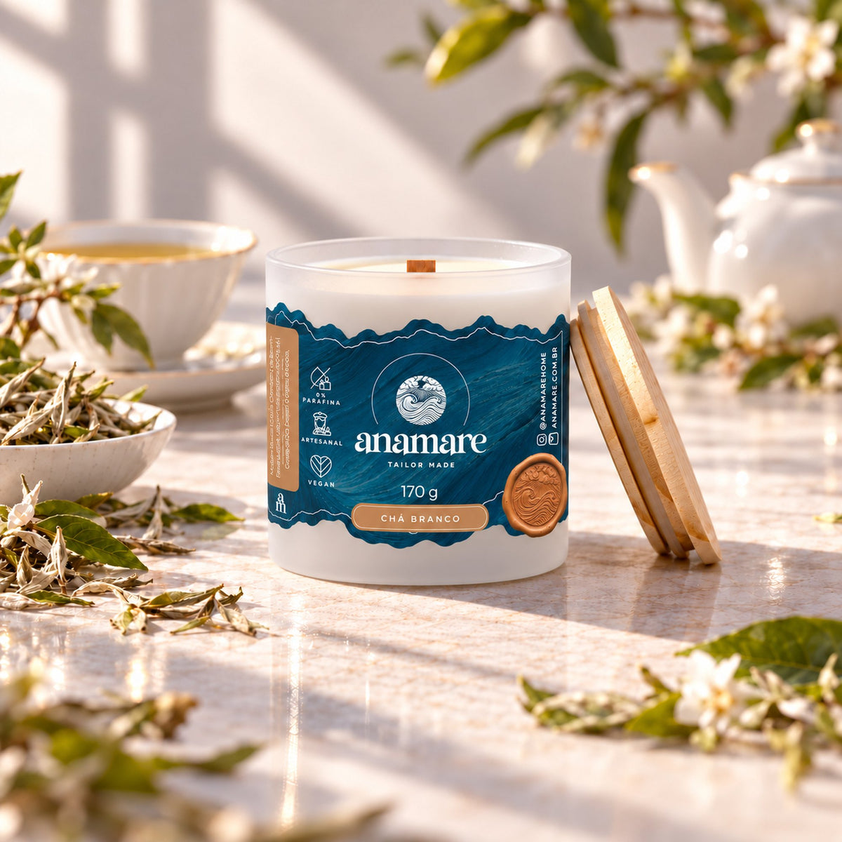 Vela aromática Grand 170 g Chá Branco, pote de vidro fosco com pavio de madeira e tampa de madeira ao lado