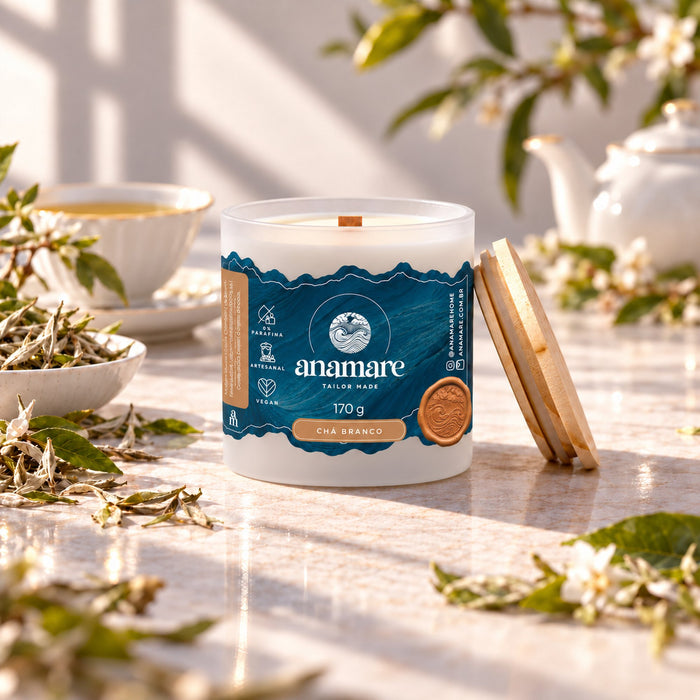 Vela aromática Grand 170 g Chá Branco, pote de vidro fosco com pavio de madeira e tampa de madeira ao lado