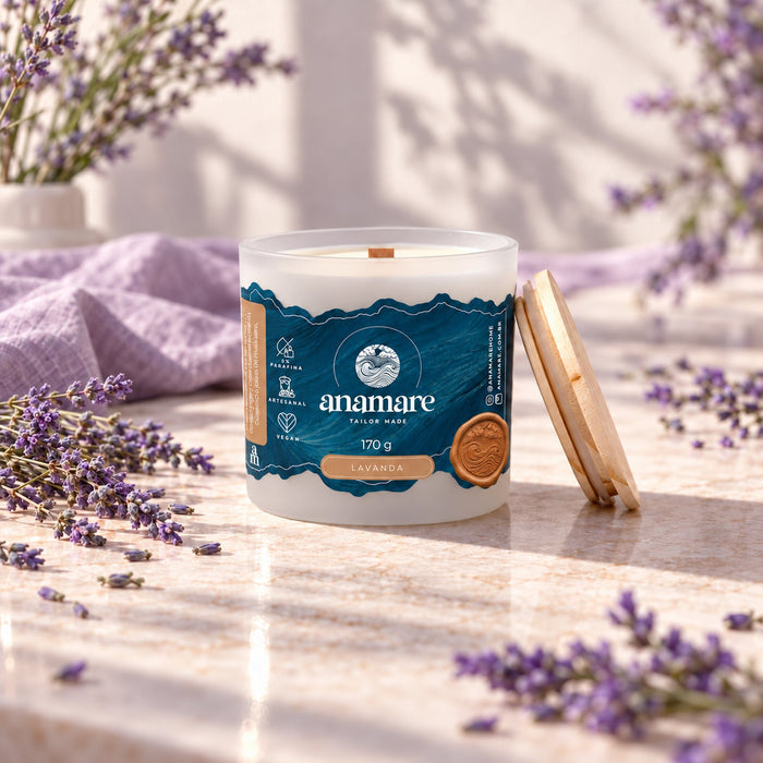 Vela aromática Grand 170 g Lavanda, pote de vidro fosco com pavio de madeira e tampa de madeira ao lado