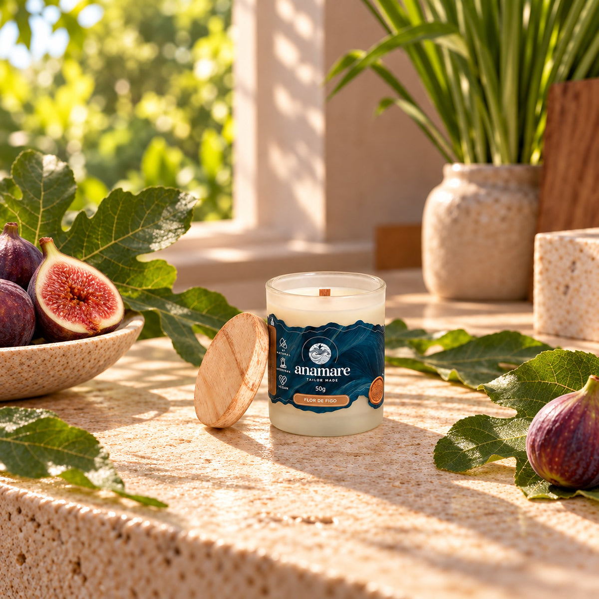Vela aromática Flor de Figo 50 g, pote de vidro com tampa, em cena