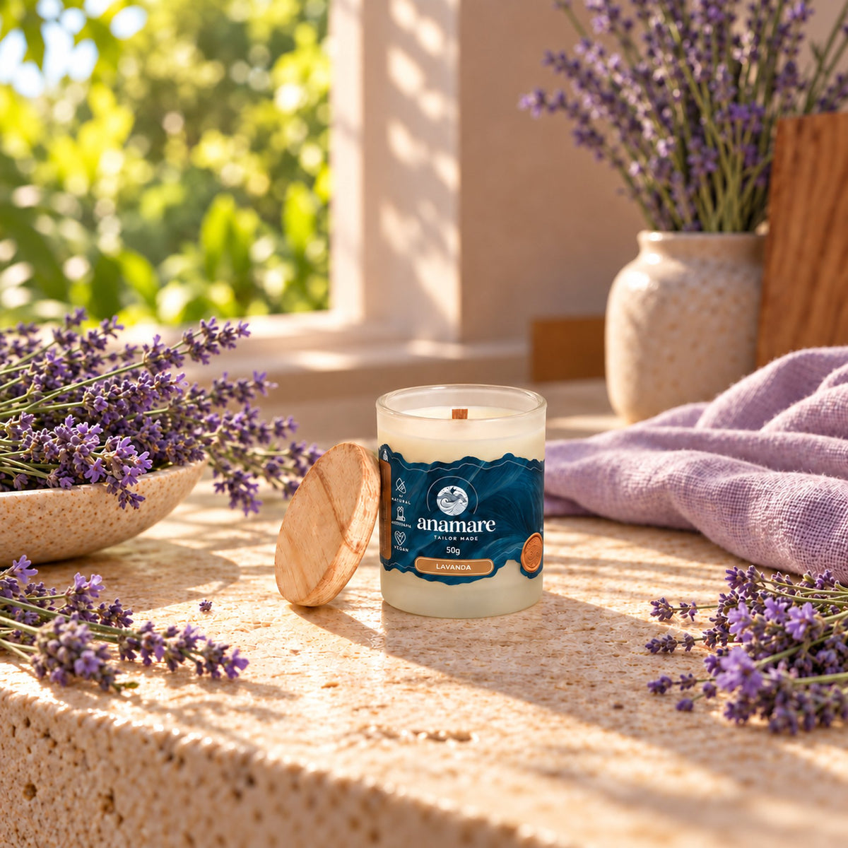 Vela aromática Lavanda 50 g, pote de vidro com tampa, em cena