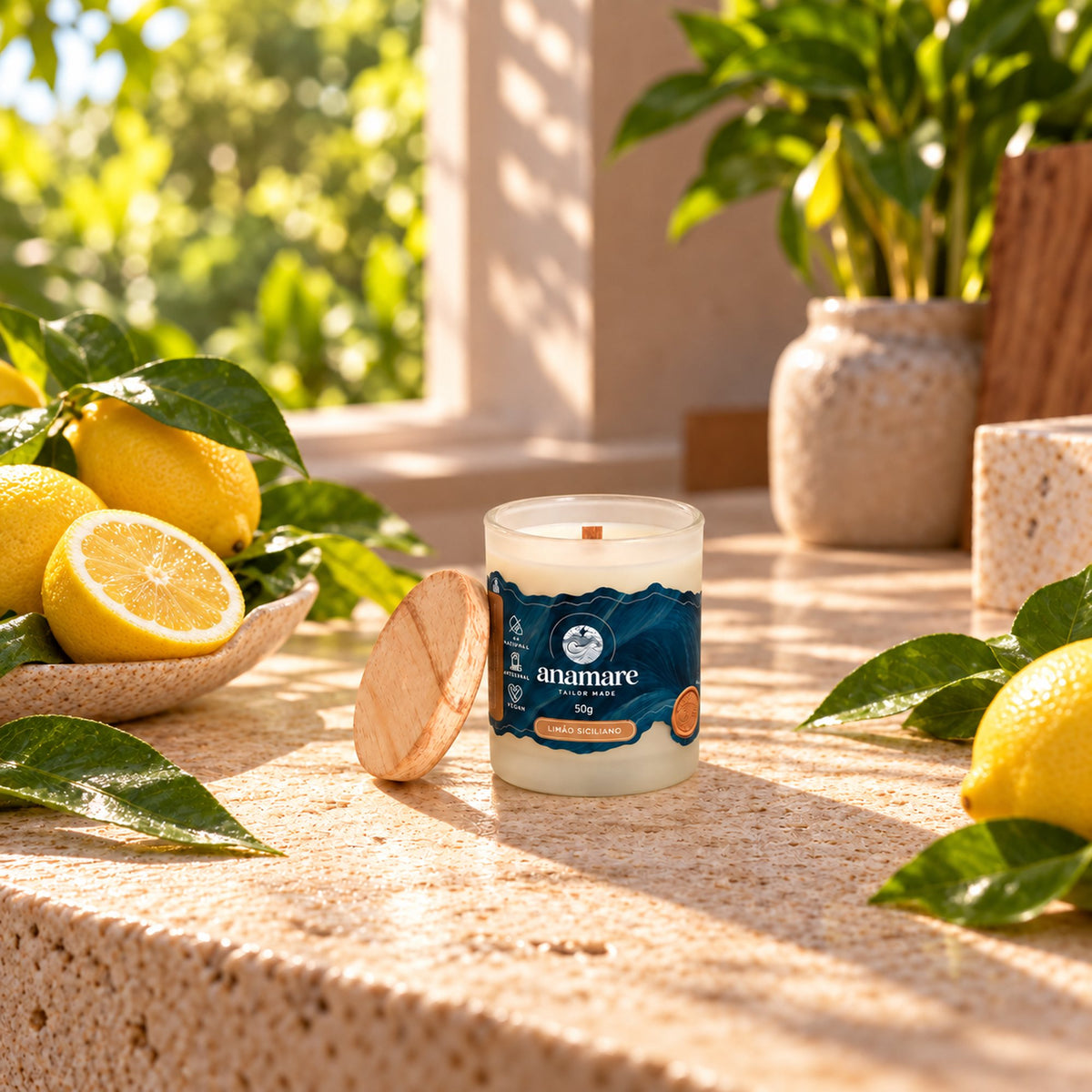 Vela aromática Limão Siciliano 50 g, pote de vidro com tampa, em cena